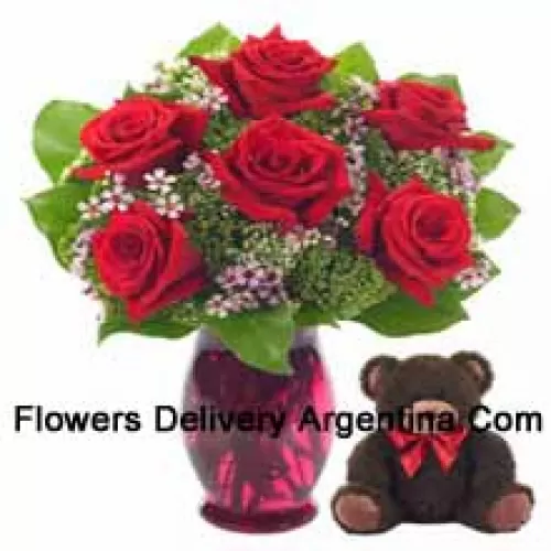7 roses rouges avec quelques fougères dans un vase en verre accompagnées d'un mignon ours en peluche de 14 pouces de hauteur