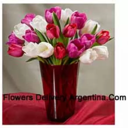 Tulipes colorées mélangées avec des remplissages saisonniers dans un vase en verre - Veuillez noter que en cas de non disponibilité de certaines fleurs saisonnières, les mêmes seront remplacées par d'autres fleurs de même valeur