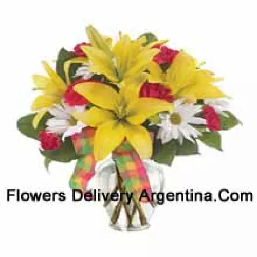 Lys jaunes, oeillets rouges et des fleurs blanches de saison convenables arrangés magnifiquement dans un vase en verre