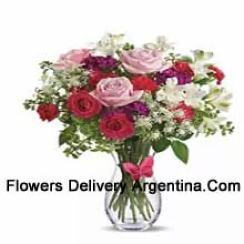 Roses rouges, roses roses, œillets rouges et autres fleurs assorties avec des remplisseurs dans un vase en verre - 25 tiges et remplisseurs