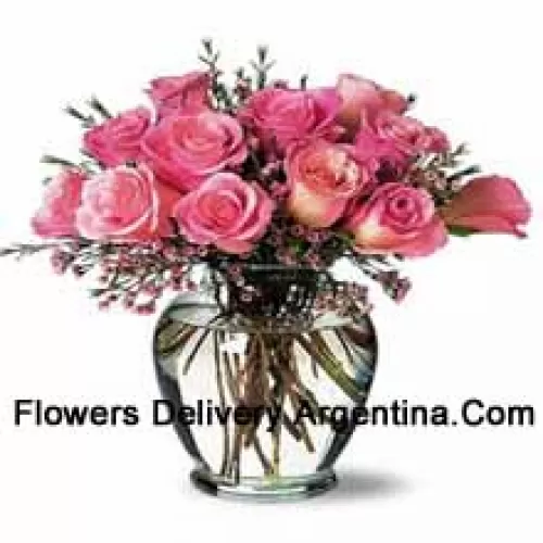 11 roses roses avec quelques fougères dans un vase