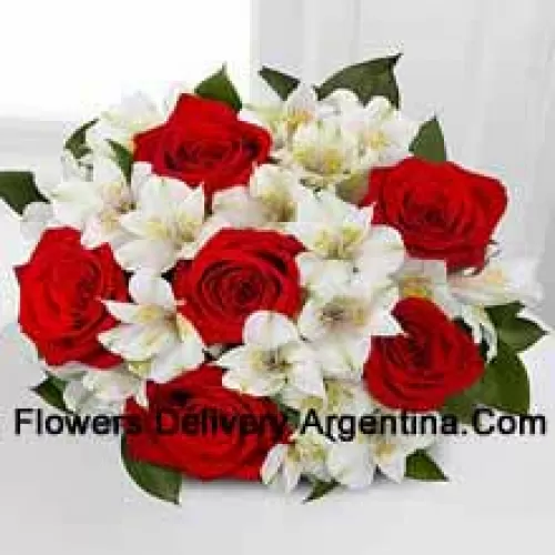 Bouquet de 7 roses rouges et de fleurs blanches de saison