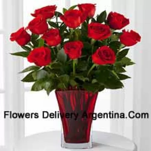 11 roses rouges avec quelques fougères dans un vase